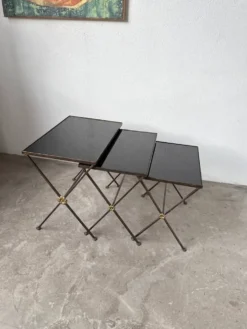 Trio de tables gigognes dans le goût de Jacques Adnet, années 50