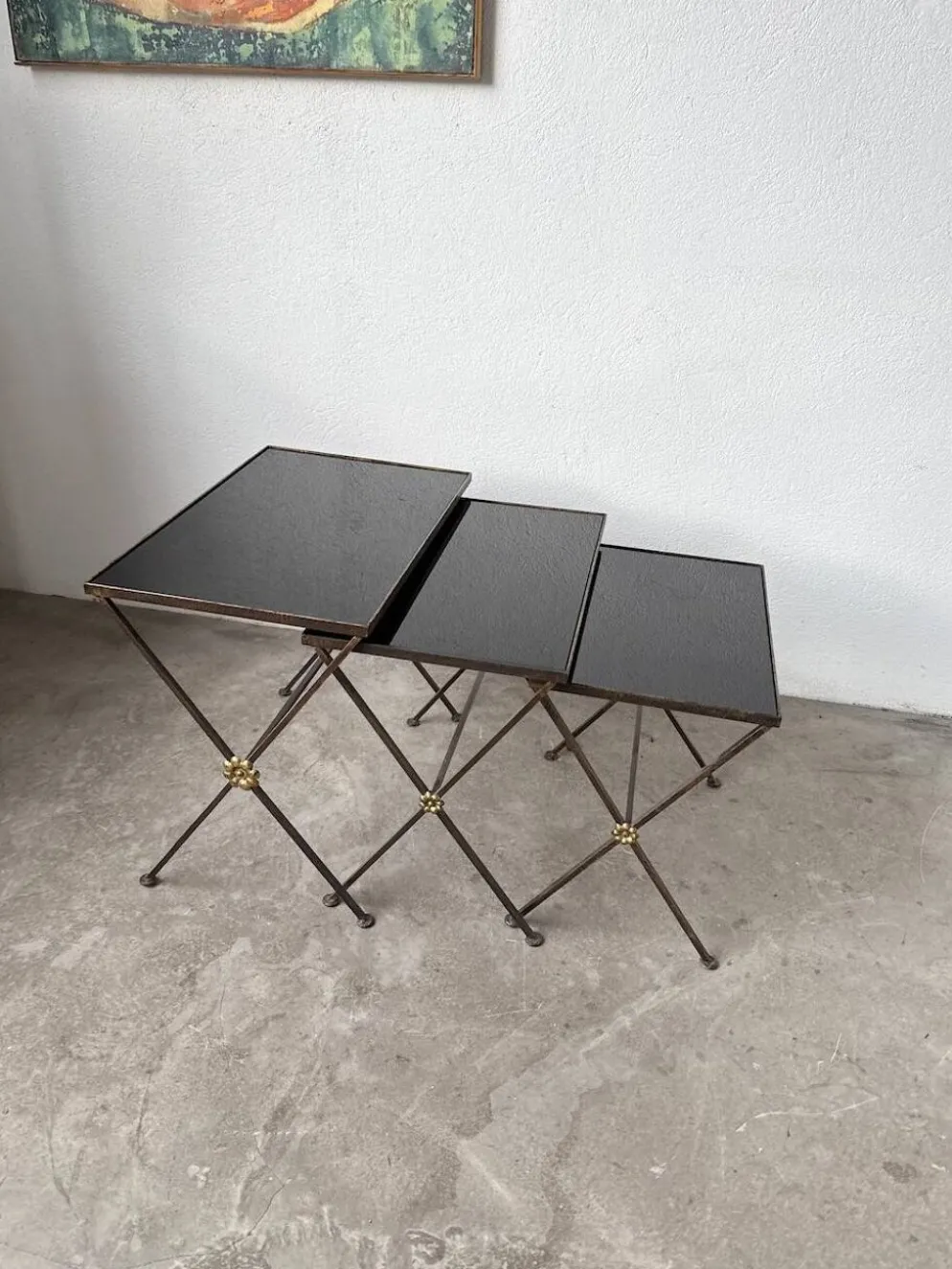 Trio de tables gigognes dans le goût de Jacques Adnet, années 50