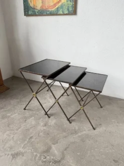 Trio de tables gigognes dans le goût de Jacques Adnet, années 50