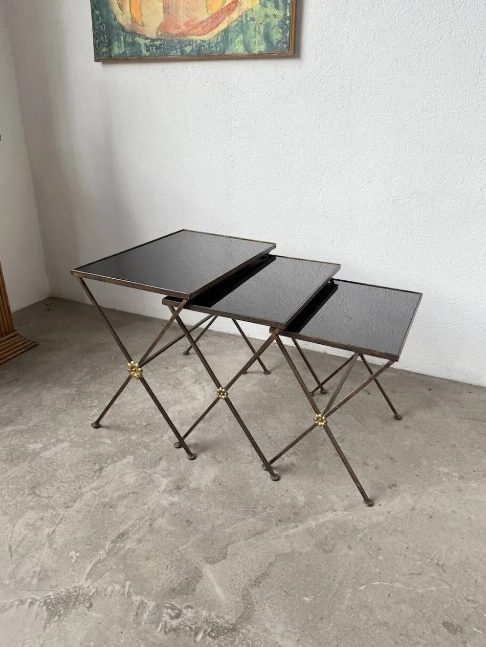 Trio de tables gigognes dans le goût de Jacques Adnet, années 50