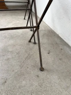Trio de tables gigognes dans le goût de Jacques Adnet, années 50