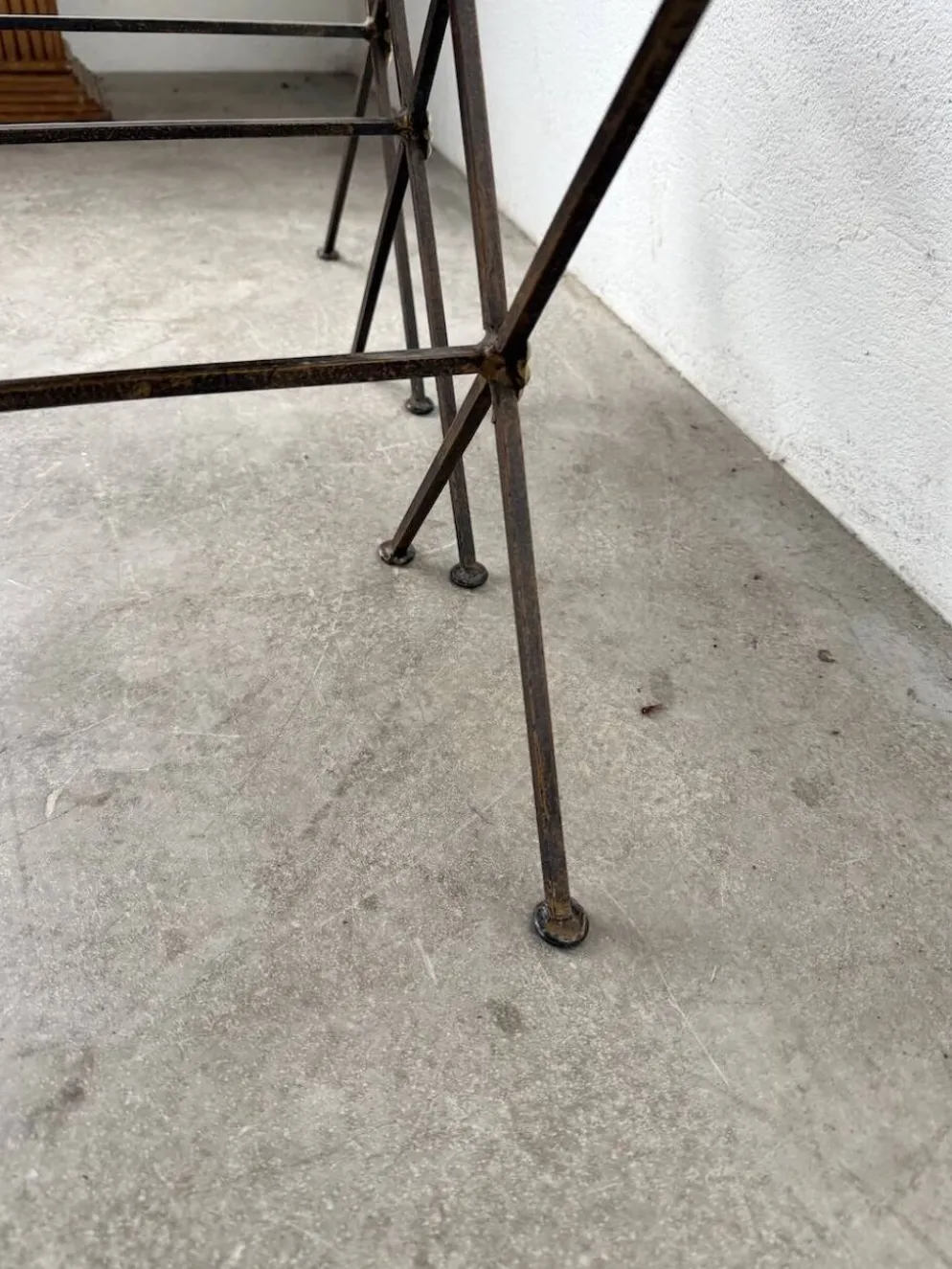 Trio de tables gigognes dans le goût de Jacques Adnet, années 50