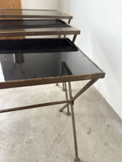 Trio de tables gigognes dans le goût de Jacques Adnet, années 50