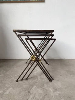 Trio de tables gigognes dans le goût de Jacques Adnet, années 50