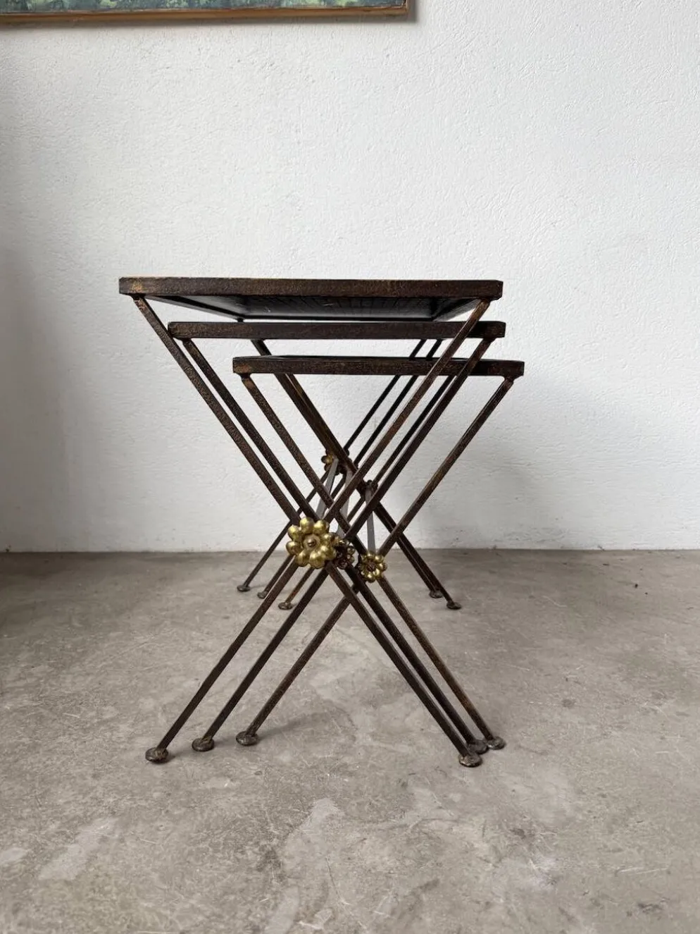 Trio de tables gigognes dans le goût de Jacques Adnet, années 50