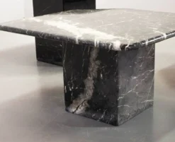 Trio italien de tables d'appoint en marbre noir de Carrare à angle oblique, années 1970.