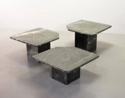 Trio italien de tables d'appoint en marbre noir de Carrare à angle oblique, années 1970.