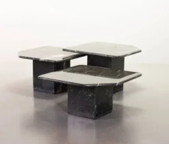 Trio italien de tables d'appoint en marbre noir de Carrare à angle oblique, années 1970.