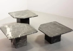 Trio italien de tables d'appoint en marbre noir de Carrare à angle oblique, années 1970.