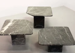 Trio italien de tables d'appoint en marbre noir de Carrare à angle oblique, années 1970.