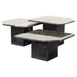 Trio italien de tables d'appoint en marbre noir de Carrare à angle oblique, années 1970.