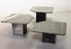 Trio italien de tables d'appoint en marbre noir de Carrare à angle oblique, années 1970.