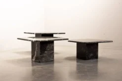 Trio italien de tables d'appoint en marbre noir de Carrare à angle oblique, années 1970.