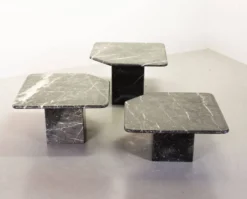 Trio italien de tables d'appoint en marbre noir de Carrare à angle oblique, années 1970.