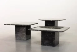 Trio italien de tables d'appoint en marbre noir de Carrare à angle oblique, années 1970.