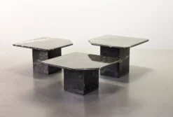 Trio italien de tables d'appoint en marbre noir de Carrare à angle oblique, années 1970.