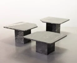 Trio italien de tables d'appoint en marbre noir de Carrare à angle oblique, années 1970.
