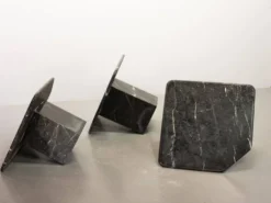 Trio italien de tables d'appoint en marbre noir de Carrare à angle oblique, années 1970.