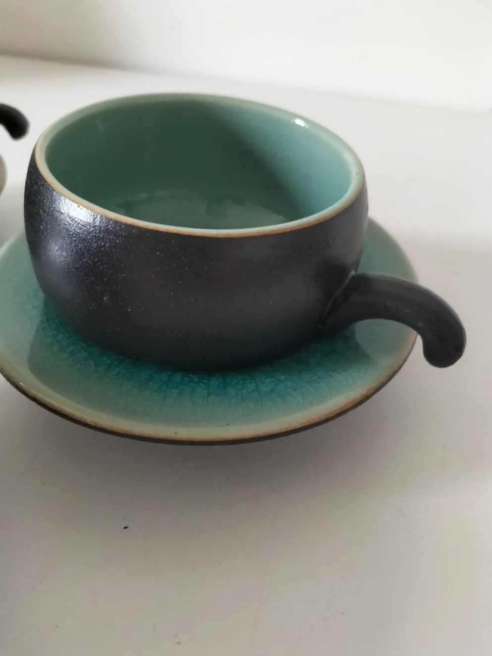 Trio tasses et soucoupes en céramique – émail turquoise craquelé