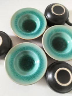 Trio tasses et soucoupes en céramique – émail turquoise craquelé