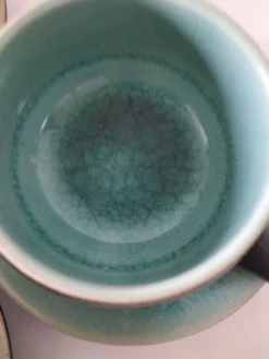 Trio tasses et soucoupes en céramique – émail turquoise craquelé