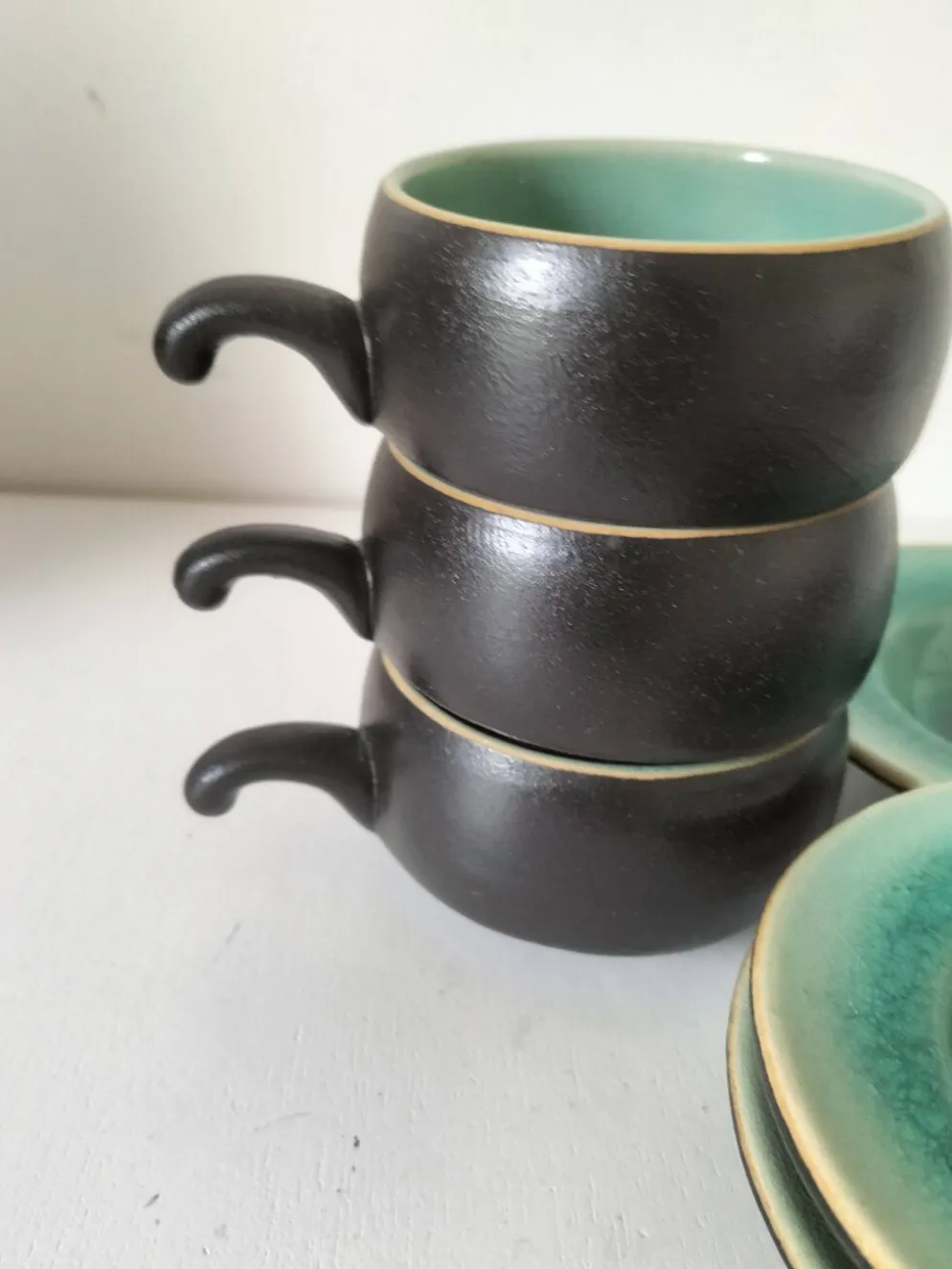 Trio tasses et soucoupes en céramique – émail turquoise craquelé
