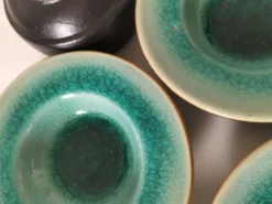 Trio tasses et soucoupes en céramique – émail turquoise craquelé