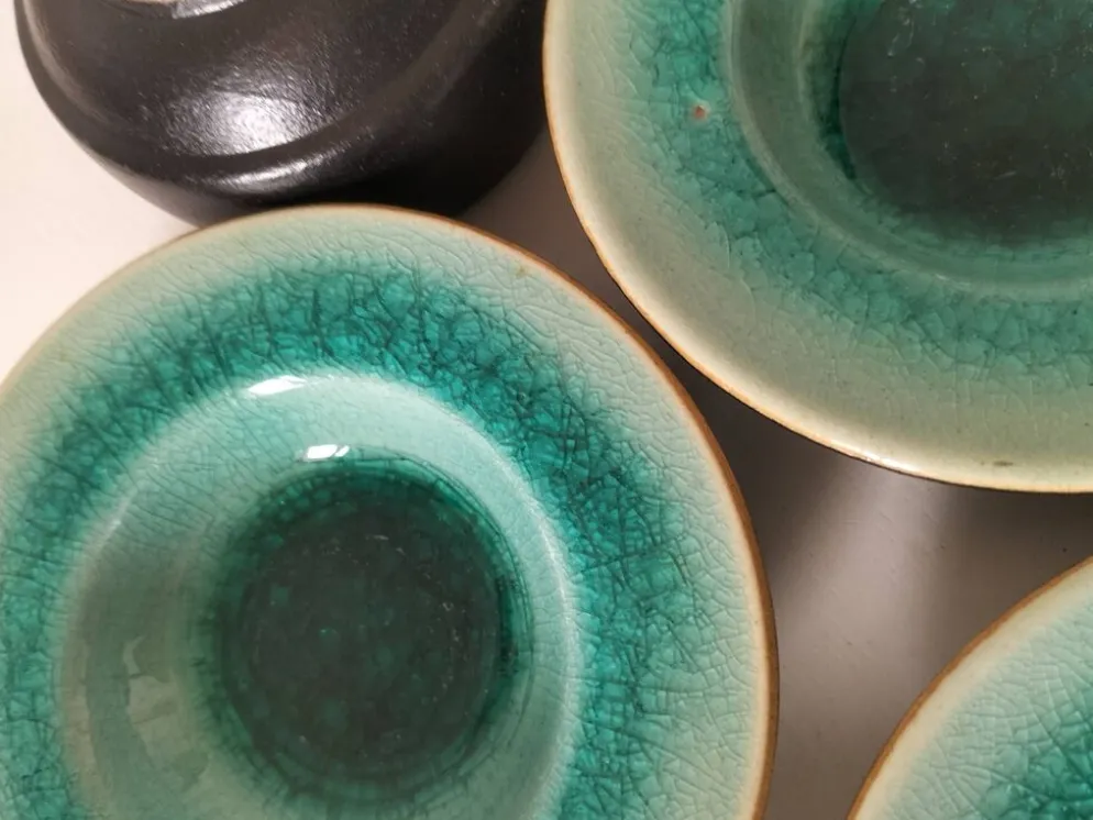 Trio tasses et soucoupes en céramique – émail turquoise craquelé