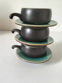 Trio tasses et soucoupes en céramique – émail turquoise craquelé