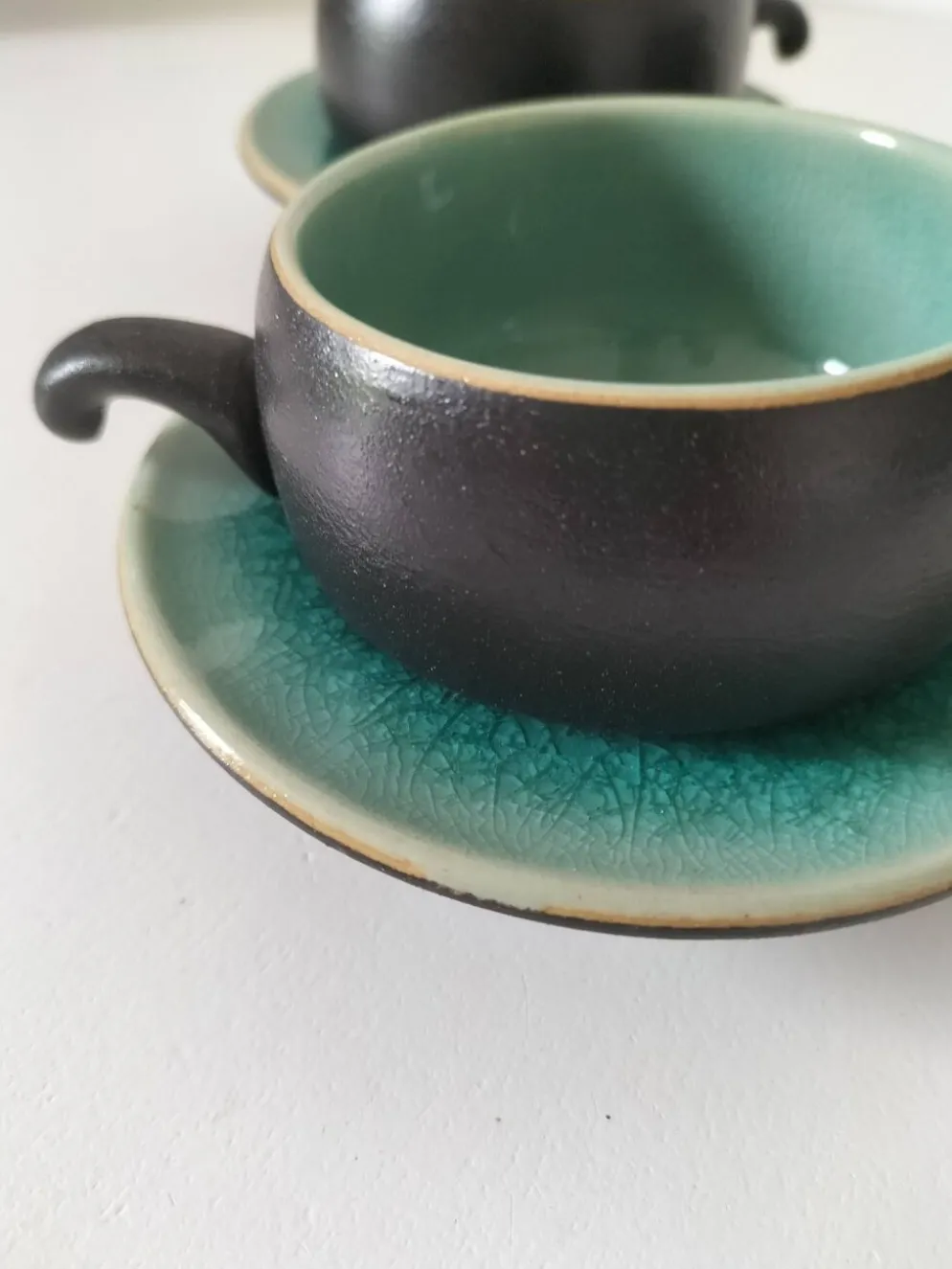 Trio tasses et soucoupes en céramique – émail turquoise craquelé