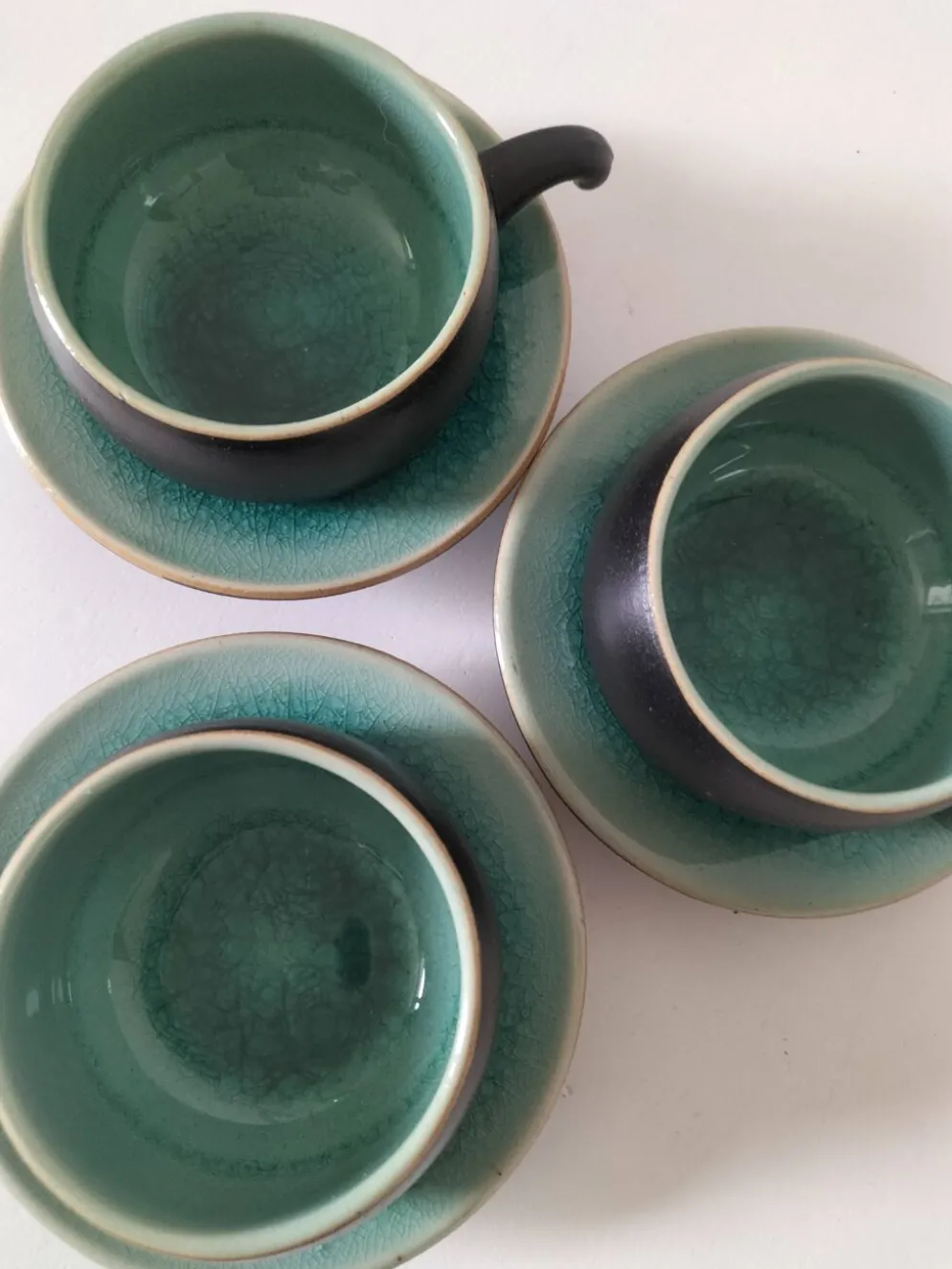 Trio tasses et soucoupes en céramique – émail turquoise craquelé