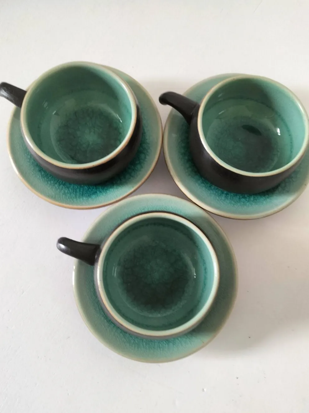 Trio tasses et soucoupes en céramique – émail turquoise craquelé