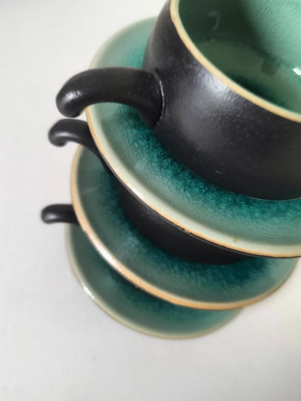 Trio tasses et soucoupes en céramique – émail turquoise craquelé