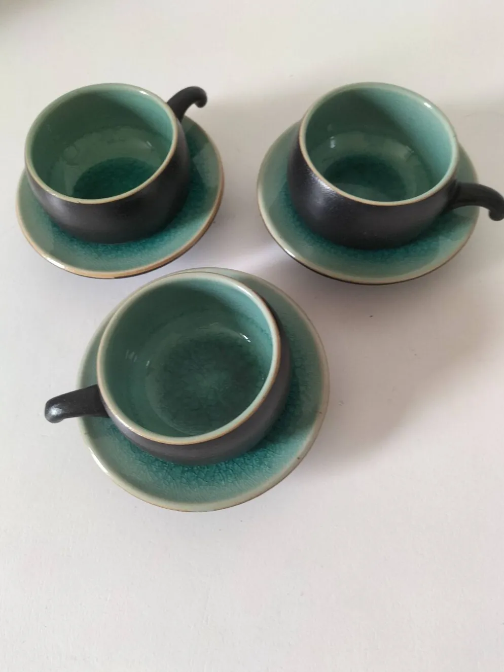 Trio tasses et soucoupes en céramique – émail turquoise craquelé