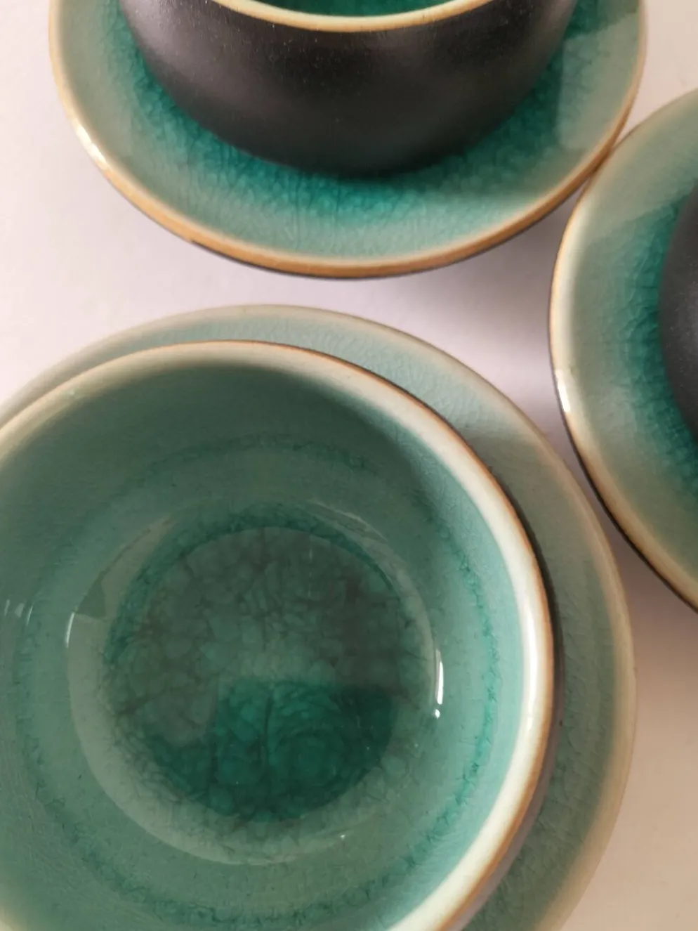 Trio tasses et soucoupes en céramique – émail turquoise craquelé