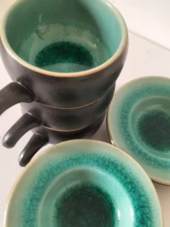 Trio tasses et soucoupes en céramique – émail turquoise craquelé