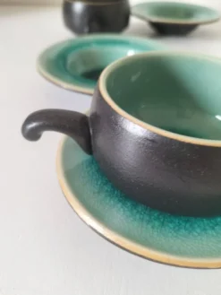 Trio tasses et soucoupes en céramique – émail turquoise craquelé