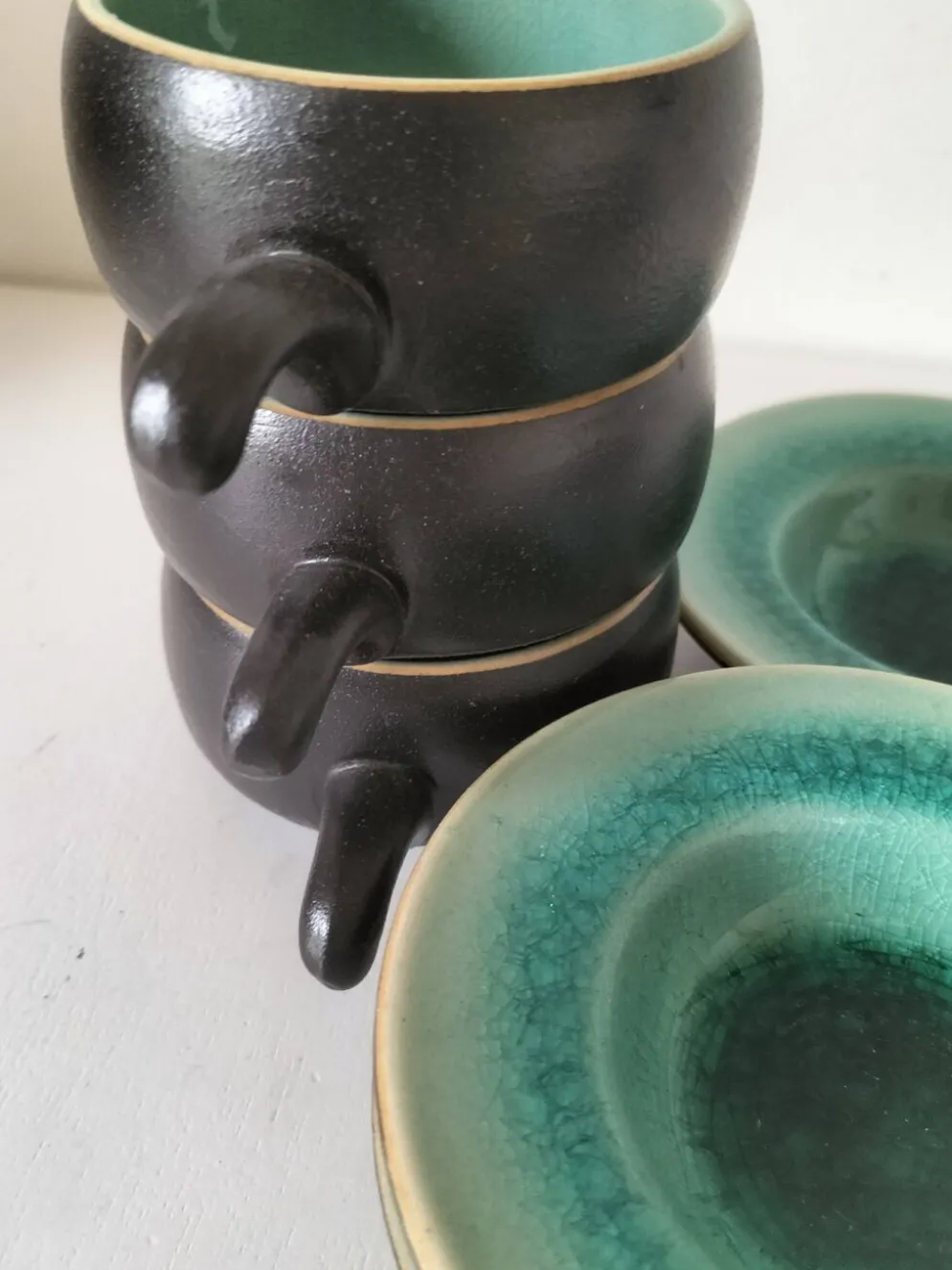 Trio tasses et soucoupes en céramique – émail turquoise craquelé