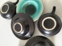 Trio tasses et soucoupes en céramique – émail turquoise craquelé