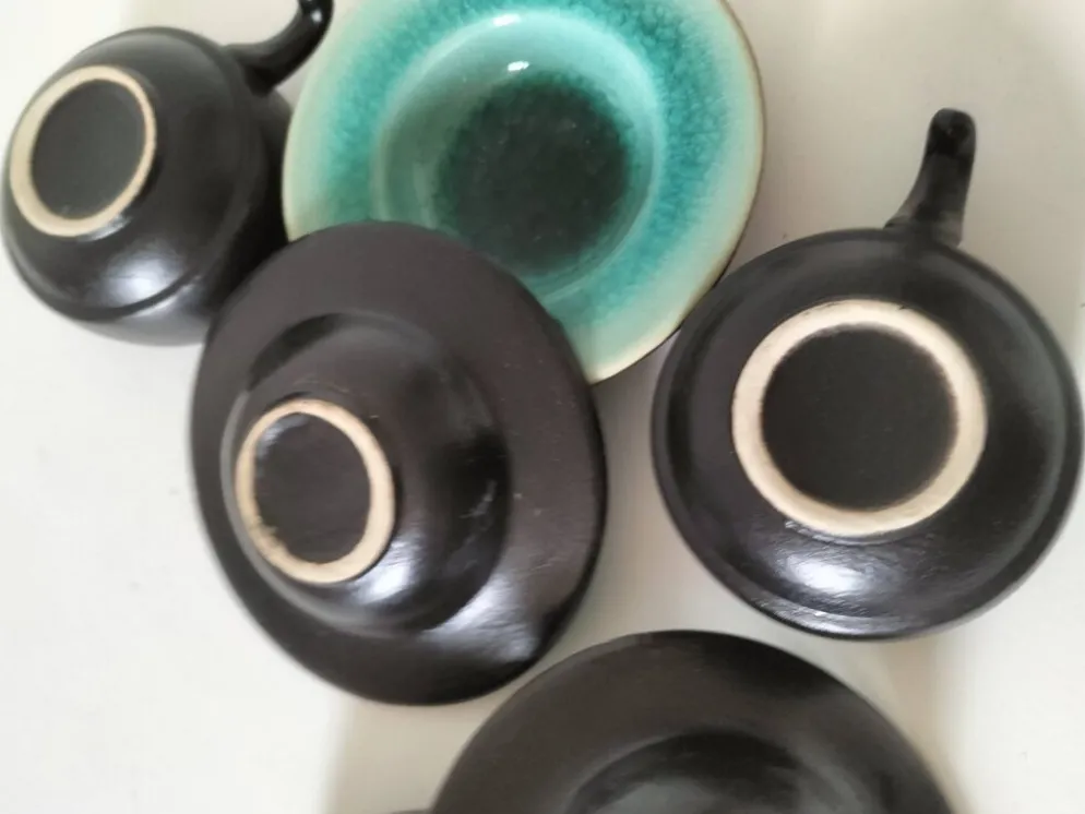 Trio tasses et soucoupes en céramique – émail turquoise craquelé