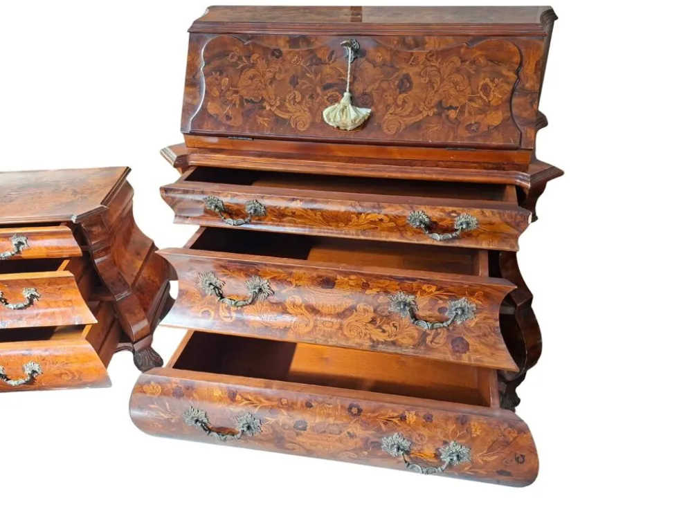 Trittico Baroque Néerlandais Années 20 – Coiffeuse et Paire de Chevets Marquetés