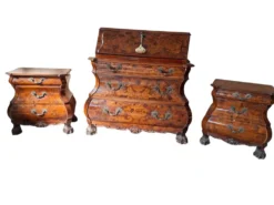 Trittico Baroque Néerlandais Années 20 – Coiffeuse et Paire de Chevets Marquetés