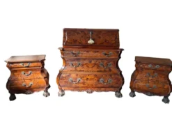 Trittico Baroque Néerlandais Années 20 – Coiffeuse et Paire de Chevets Marquetés