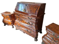 Trittico Baroque Néerlandais Années 20 – Coiffeuse et Paire de Chevets Marquetés