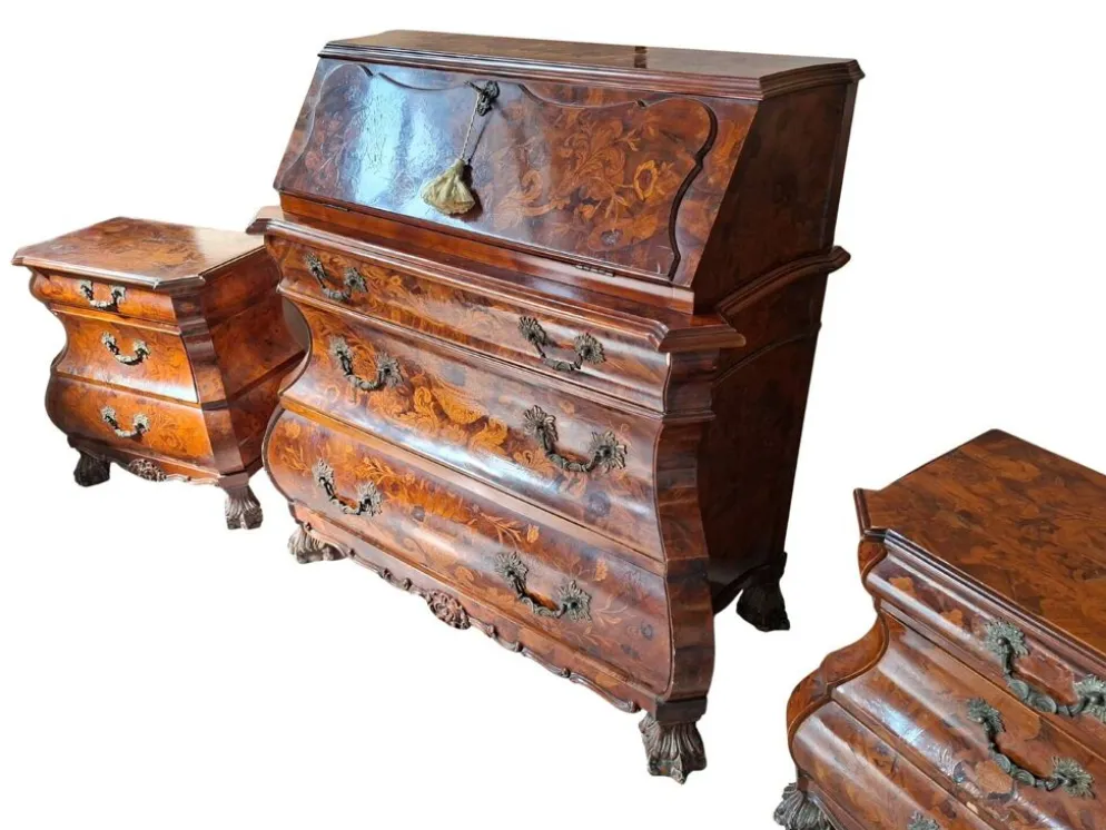 Trittico Baroque Néerlandais Années 20 – Coiffeuse et Paire de Chevets Marquetés
