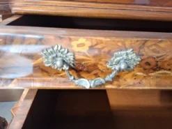 Trittico Baroque Néerlandais Années 20 – Coiffeuse et Paire de Chevets Marquetés