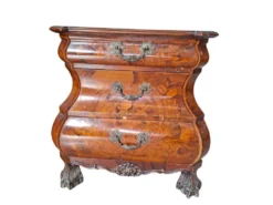 Trittico Baroque Néerlandais Années 20 – Coiffeuse et Paire de Chevets Marquetés