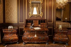 Trittico Baroque Néerlandais Années 20 – Coiffeuse et Paire de Chevets Marquetés