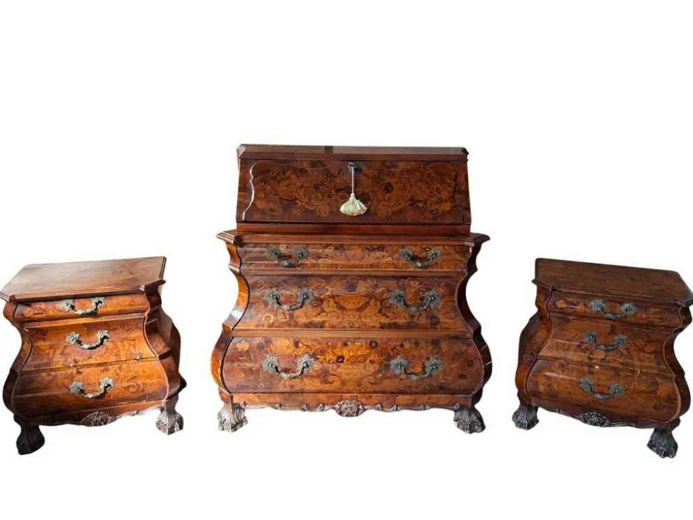 Trittico Baroque Néerlandais Années 20 – Coiffeuse et Paire de Chevets Marquetés
