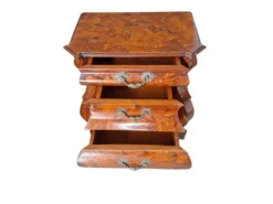 Trittico Baroque Néerlandais Années 20 – Coiffeuse et Paire de Chevets Marquetés